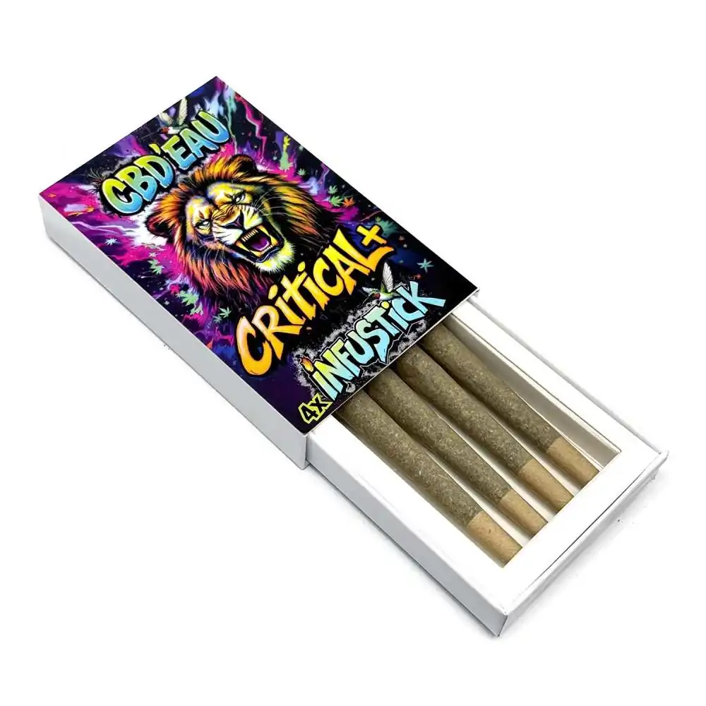Boîte de 4 Infusticks CBD Critical+ 7%, image colorée avec lion rugissant, produit CBD'EAU Boîte de 4 Infusticks CBD Critical+ 7%, image colorée avec lion rugissant, produit CBD'EAU