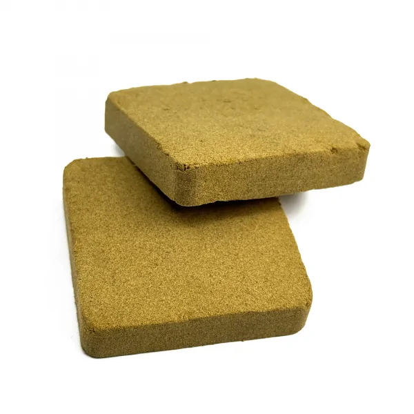 Deux blocs de résine CBD 30% de couleur marron clair, forme carrée, texture poudreuse