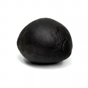 Boule noire de résine CBD Charas Limoncello, texture rugueuse, fond blanc