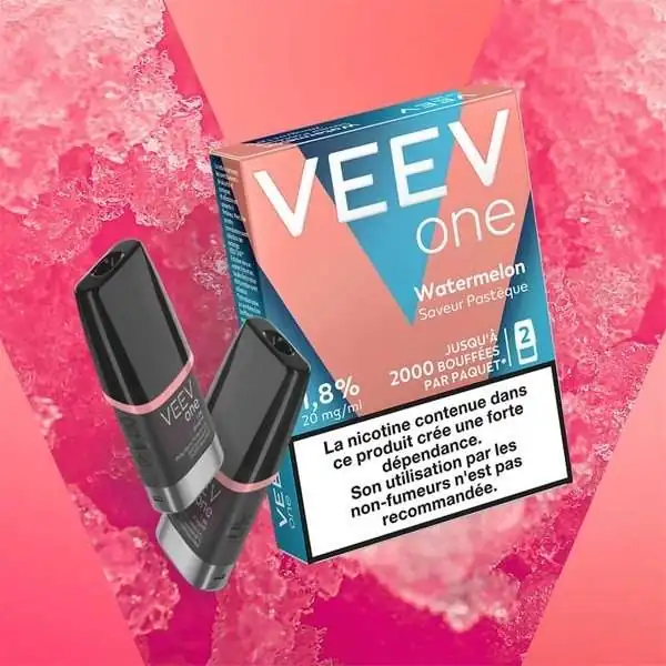 Pack de 2 pods Veev One saveur pastèque, nicotine 3%, sur fond rose avec glaçons