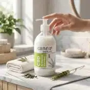 CBD ReVitalize Shampooing Capillaire au CBD, 500 ml Cannabellum : application sur les cheveux