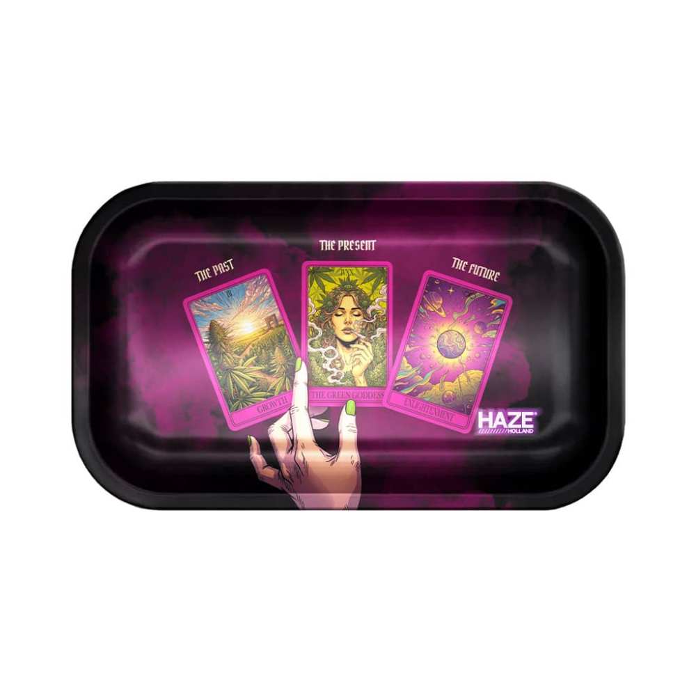Face du plateau Hazey Prophecy, trois cartes et une main sur fond violet Face du plateau Hazey Prophecy, trois cartes et une main sur fond violet