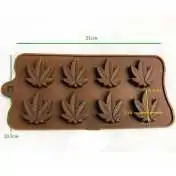 Moule en silicone marron avec 8 empreintes de feuilles de cannabis, dimensions 21x10,3cm