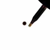 Stylo compte-gouttes avec une goutte d'huile CBD, sur fond blanc, produit CBD'EAU