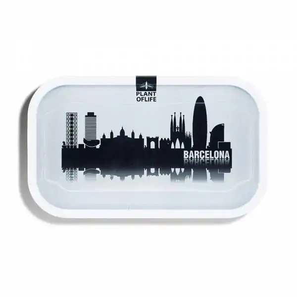 Plateau blanc avec skyline noir de Barcelone, logo Plant of Life, reflet de la ville