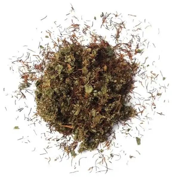 Mélange de plantes séchées vert et marron pour infusion, disposé sur fond blanc