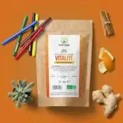 Sachet de tisane CBD bio Vitalité avec ingrédients naturels sur fond orange