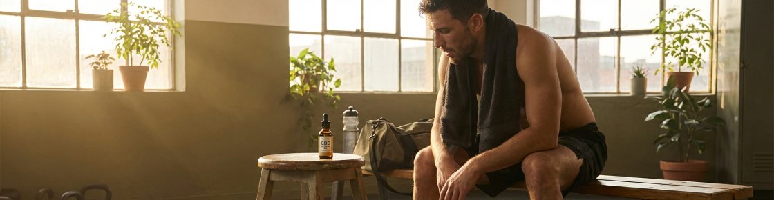 Sportif en récupération avec huile CBD après entraînement