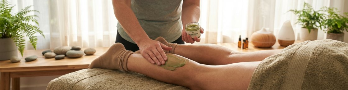 Application de crème CBD sur les muscles après le sport