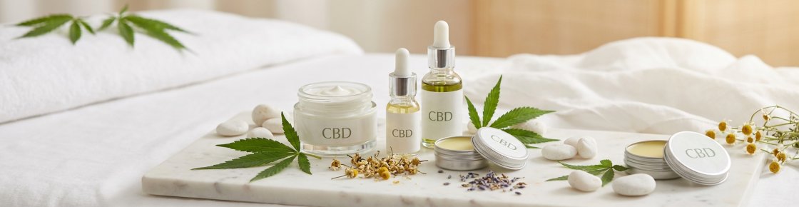 Cosmétiques CBD crèmes et baumes avec feuilles de chanvre