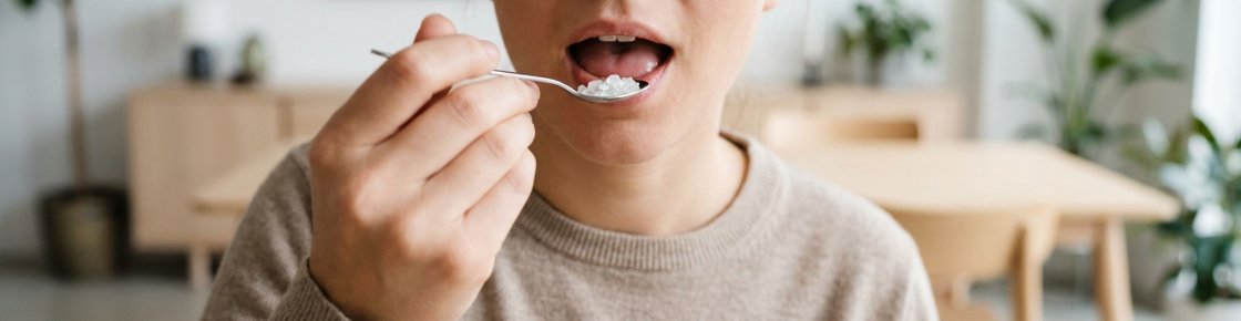 Cristaux de CBD purs sur une cuillère pour administration sublinguale