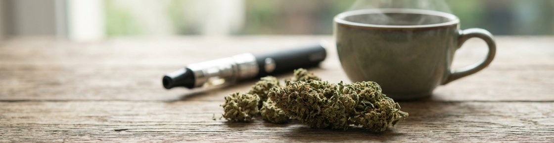 Fleurs de chanvre CBD séchées avec vaporisateur et tasse d'infusion