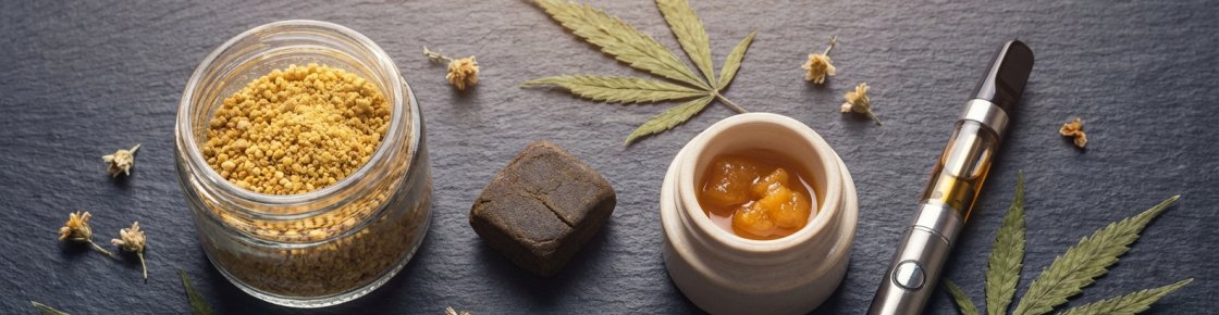 Assortiment de concentrés CBD : pollen solide, jelly hash et wax cire sur fond neutre