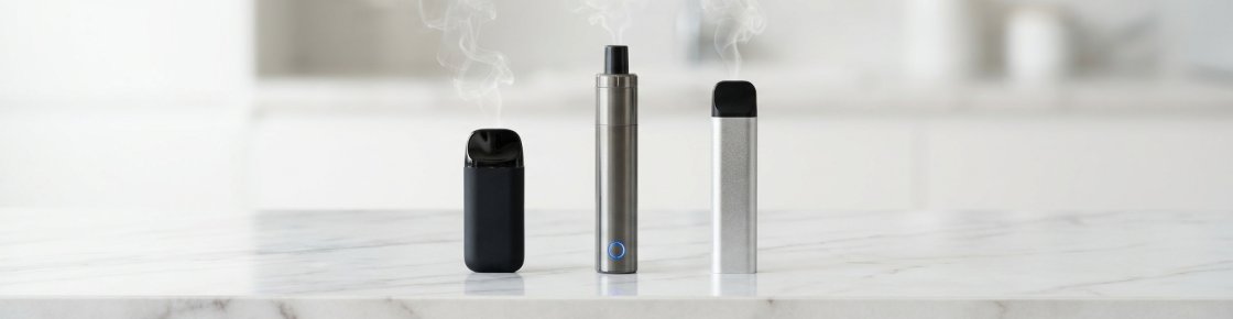 Trois puffs rechargeables différentes côte à côte